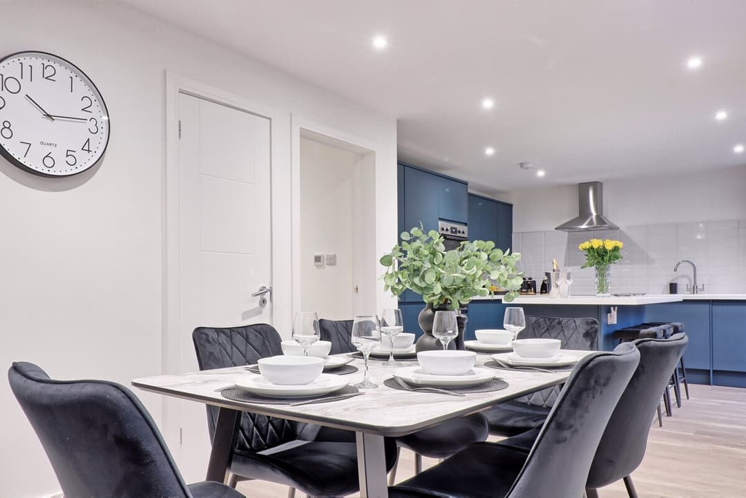 Spacious 5 Bed House | Parking | Garden  - View 2