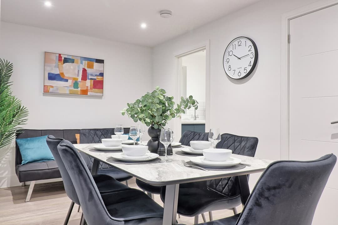 Spacious 5 Bed House | Parking | Garden  - View 4
