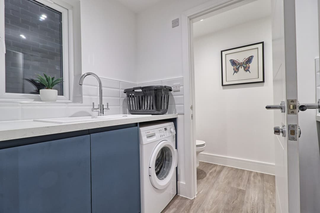 Spacious 5 Bed House | Parking | Garden  - View 6