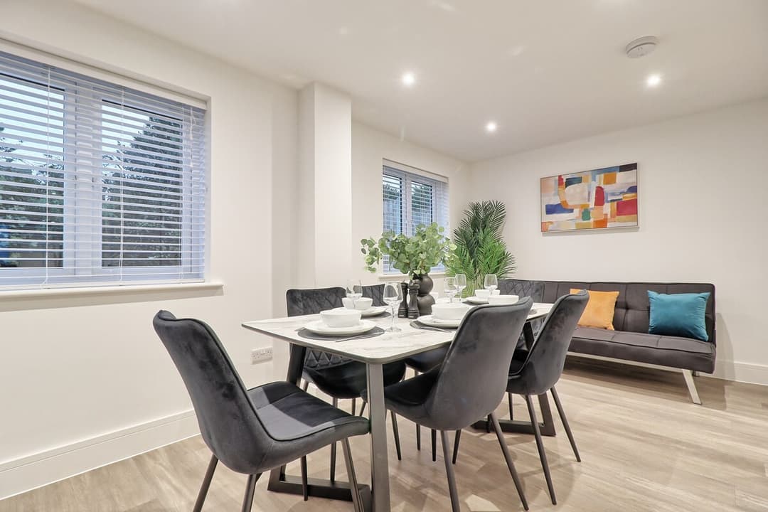 Spacious 5 Bed House | Parking | Garden  - View 7