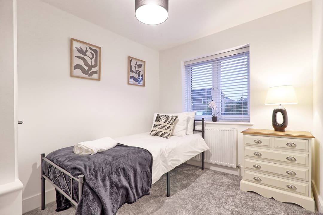Spacious 5 Bed House | Parking | Garden  - View 12