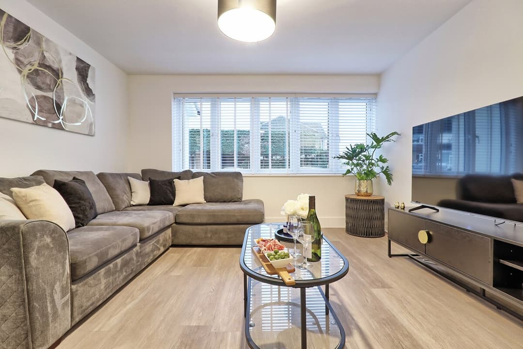 Spacious 5 Bed House | Parking | Garden  - View 24