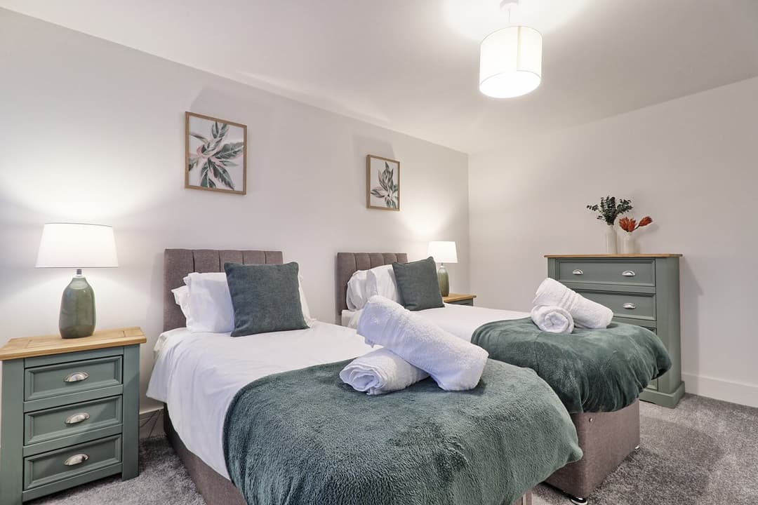 Spacious 5 Bed House | Parking | Garden  - View 28