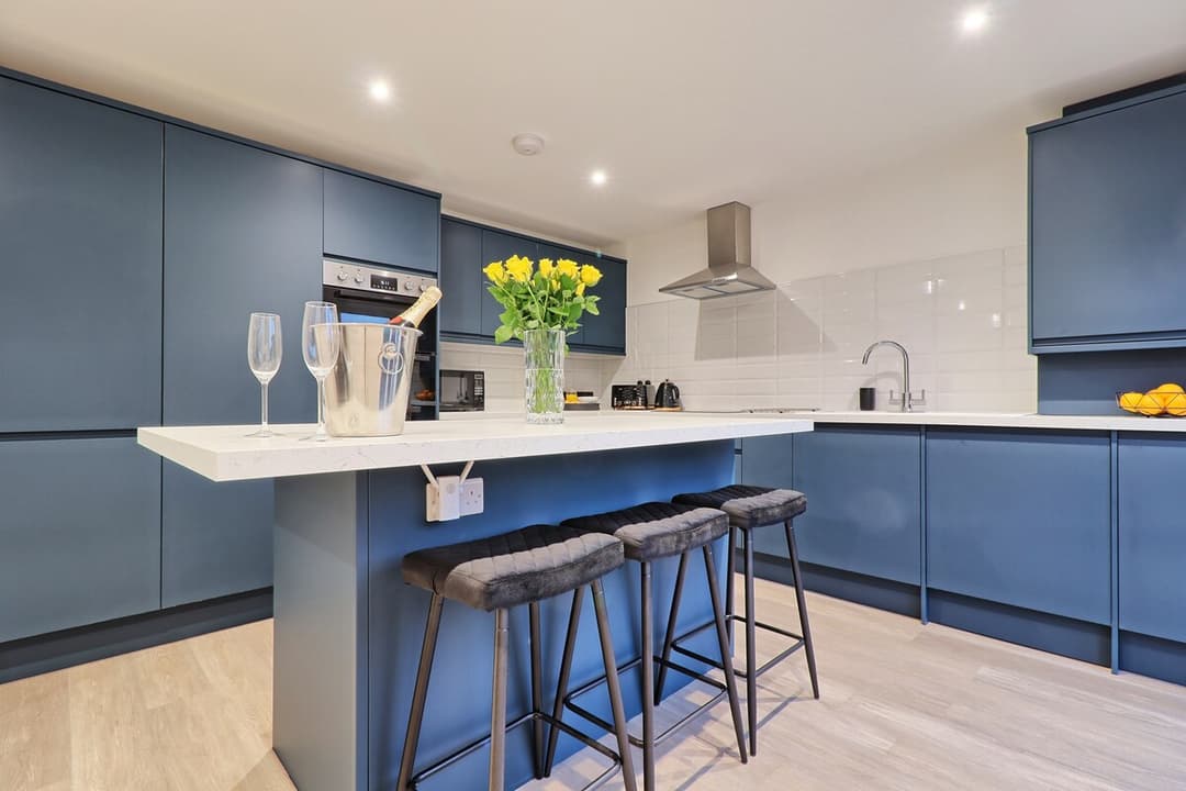 Spacious 5 Bed House | Parking | Garden  - View 1