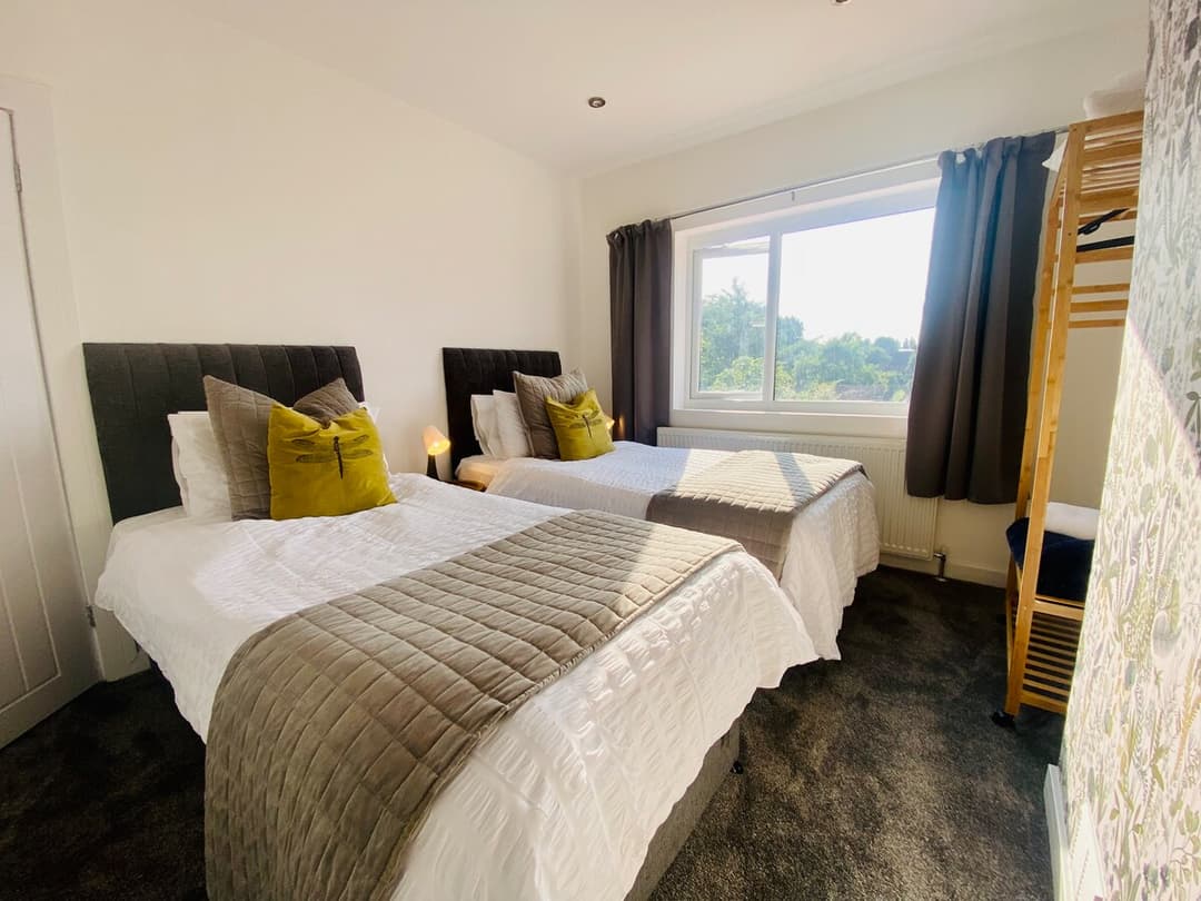4 Bedroom Home In  London | Parking - View 6
