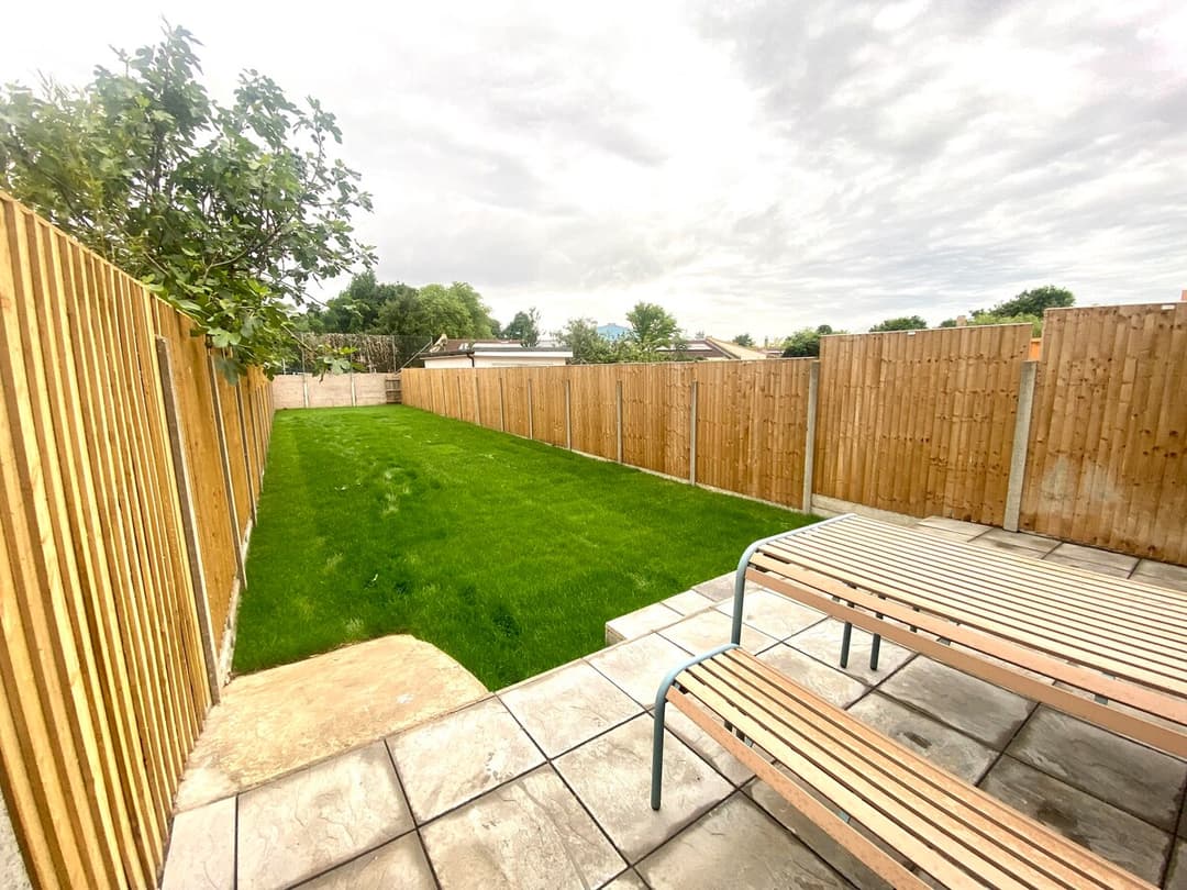 4 Bedroom Home In  London | Parking - View 14