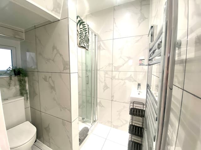 4 Bedroom Home In  London | Parking - View 4