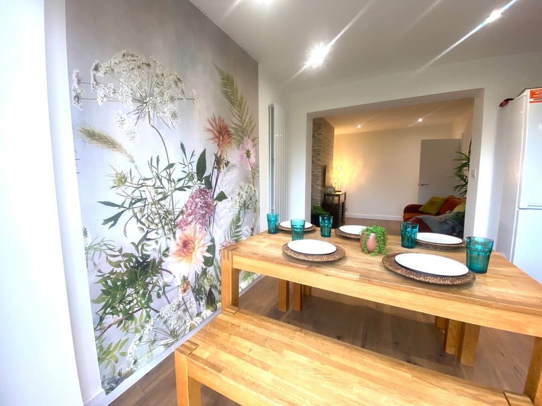 4 Bedroom Home In  London | Parking - View 2