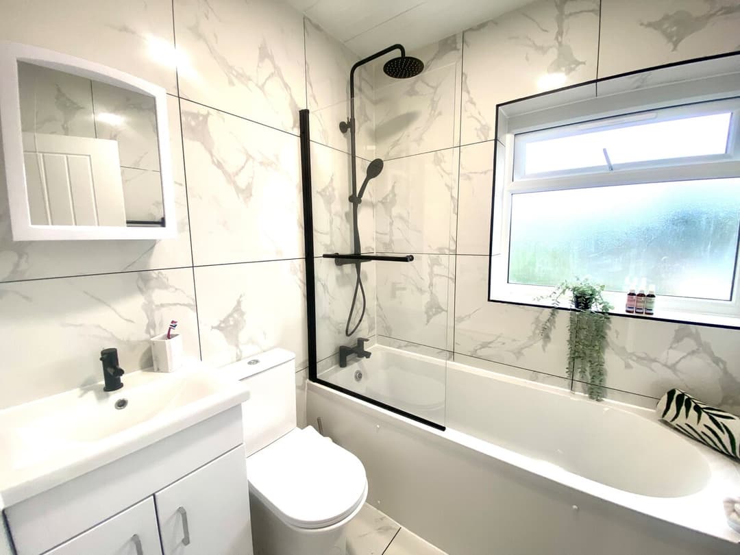 4 Bedroom Home In  London | Parking - View 15