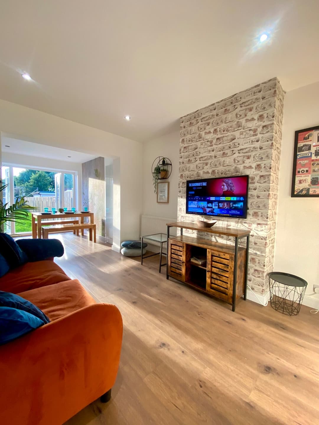 4 Bedroom Home In  London | Parking - View 1