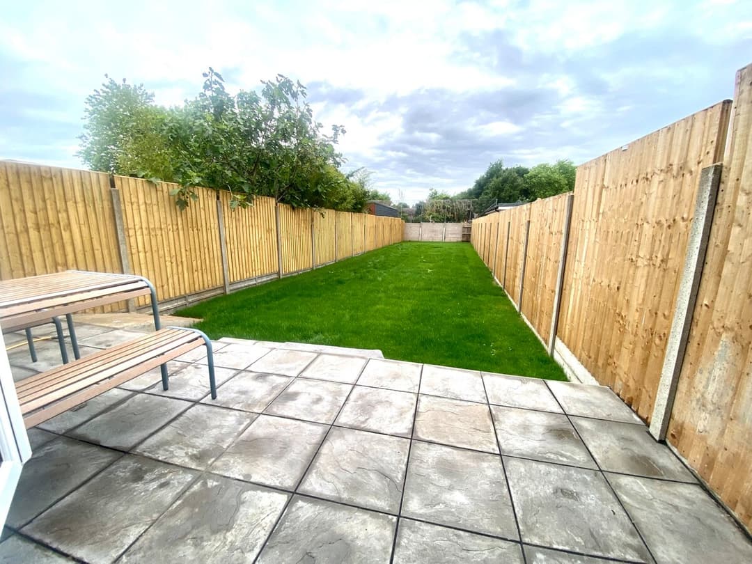 4 Bedroom Home In  London | Parking - View 16