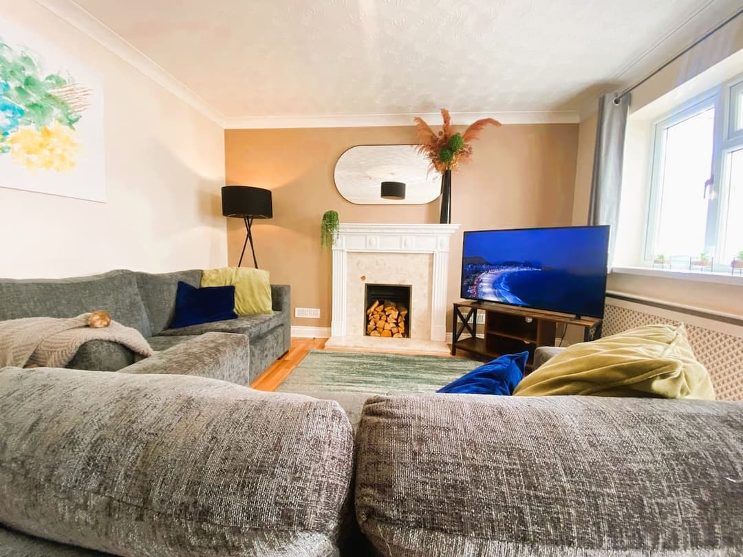 5 bed Fabulous house & FREE private parking - View 1