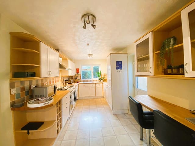 5 bed Fabulous house & FREE private parking - View 2