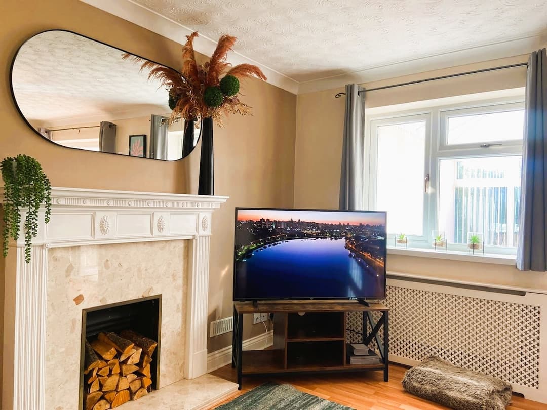 5 bed Fabulous house & FREE private parking - View 8
