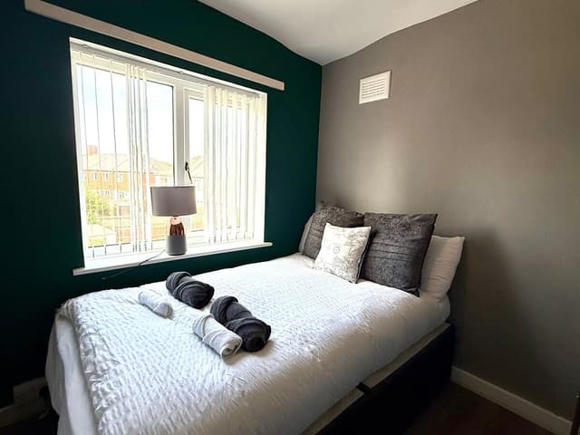 Spacious 3-Bed Contractor-Friendly With Parking - View 3