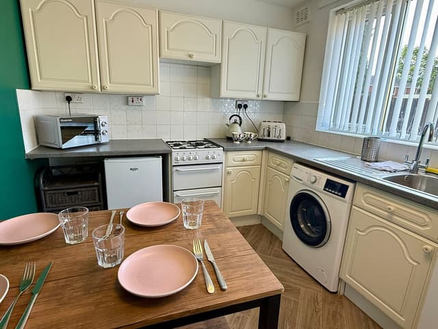 Spacious 3-Bed Contractor-Friendly With Parking - View 4