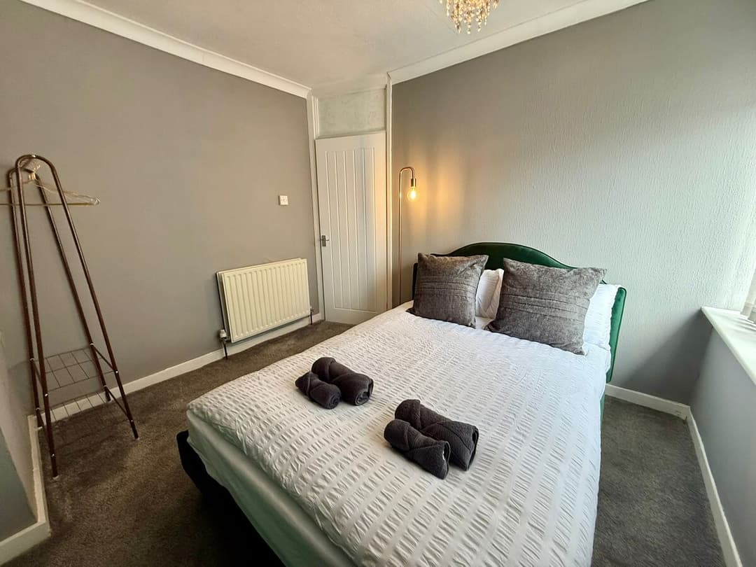 Spacious 3-Bed Contractor-Friendly With Parking - View 3