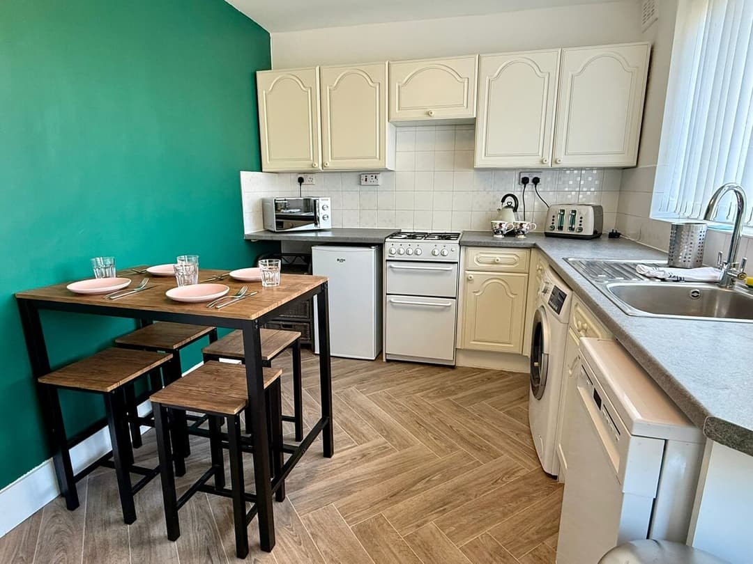 Spacious 3-Bed Contractor-Friendly With Parking - View 6