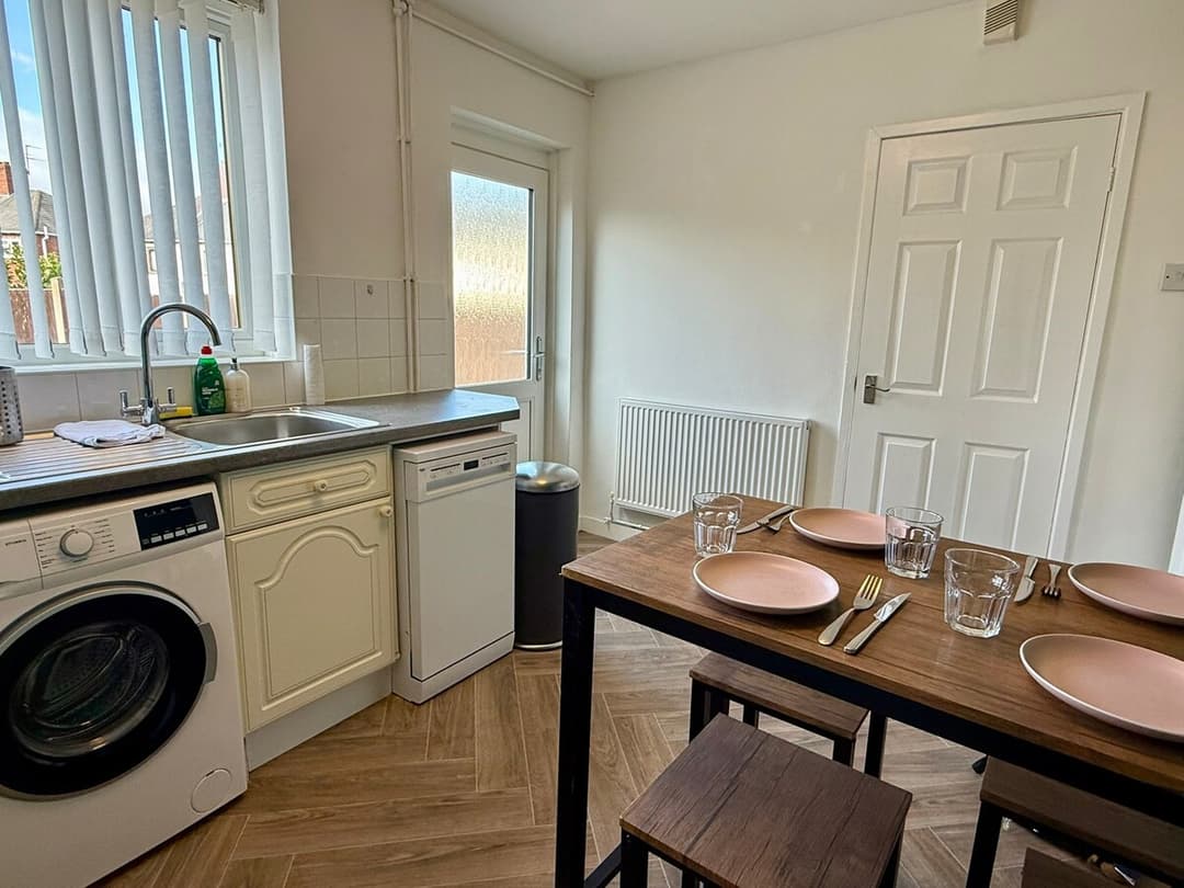 Spacious 3-Bed Contractor-Friendly With Parking - View 7
