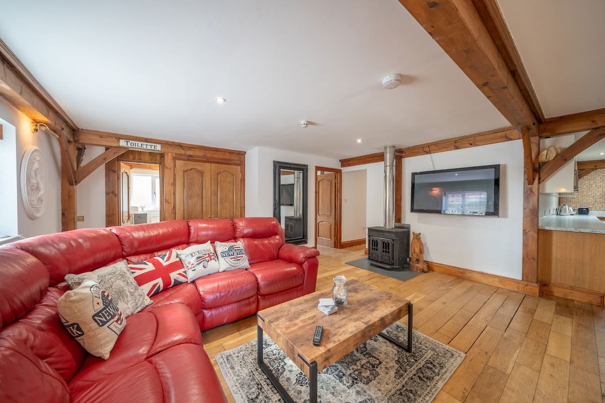 8 Bedroom | 6 Bath House | Large Patio | Parking