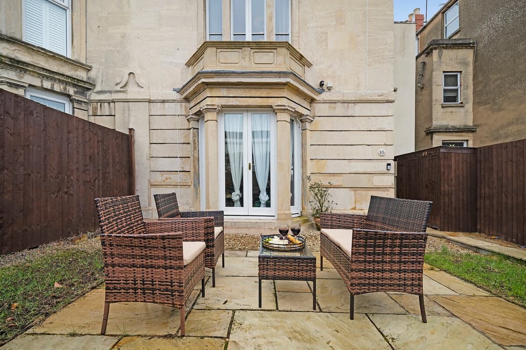 4BD/3Bath/2Car Drive/Garden/Games room/Nr Hospital - View 7