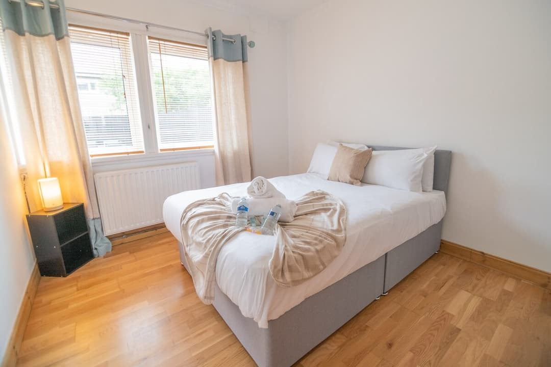 Clydebank 2 Bedroom Apartment | Parking - View 4