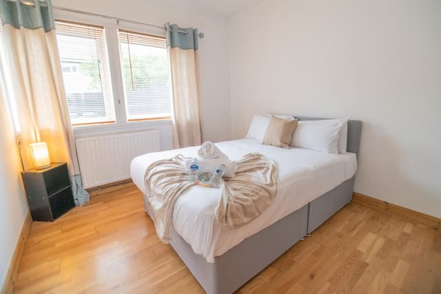 Clydebank 2 Bedroom Apartment | Parking - View 3