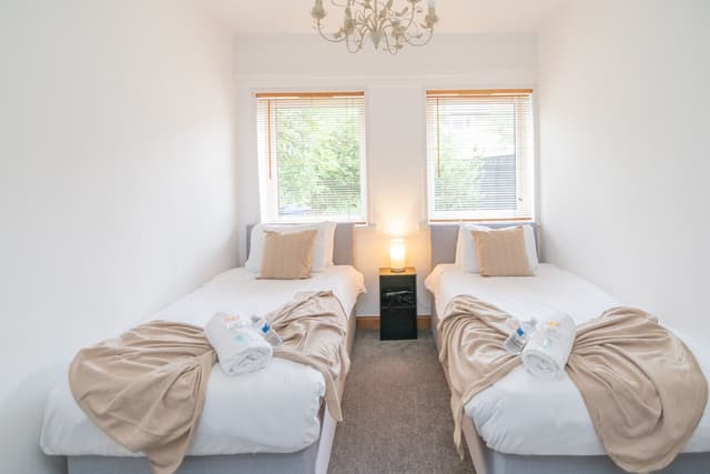 Clydebank 2 Bedroom Apartment | Parking - View 1