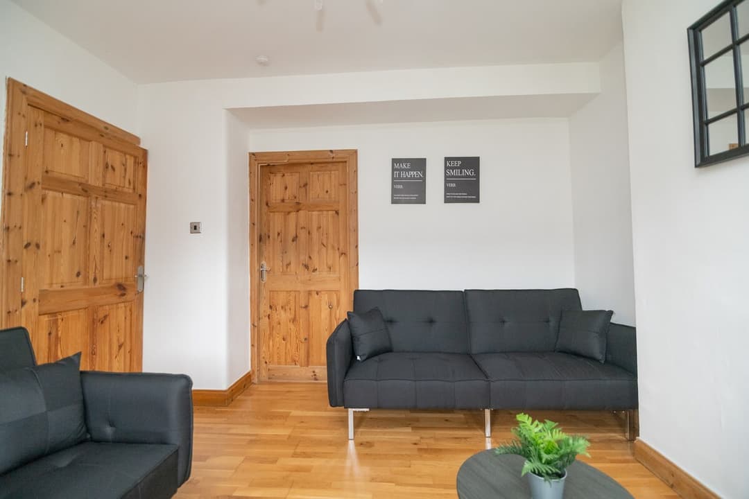Clydebank 2 Bedroom Apartment | Parking - View 10