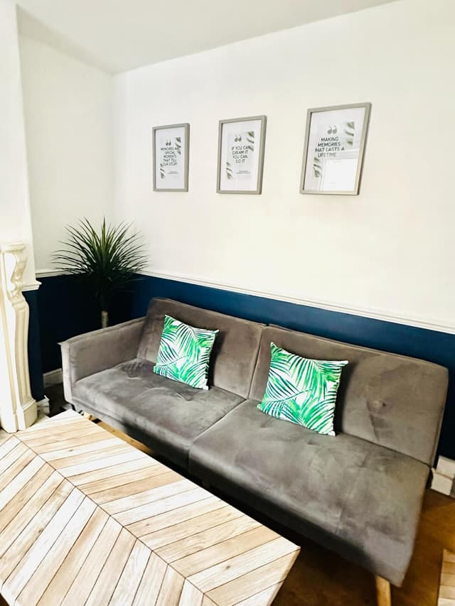 Spcaious 3 bed, central location and free parking - View 3