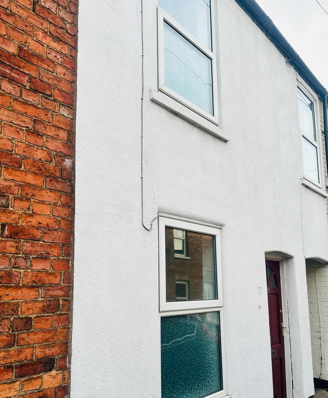 Spcaious 3 bed, central location and free parking - View 5