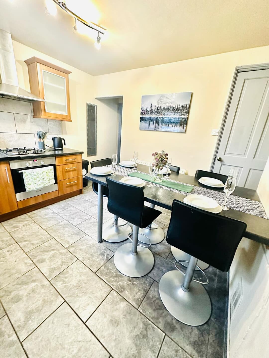 Spcaious 3 bed, central location and free parking - View 6