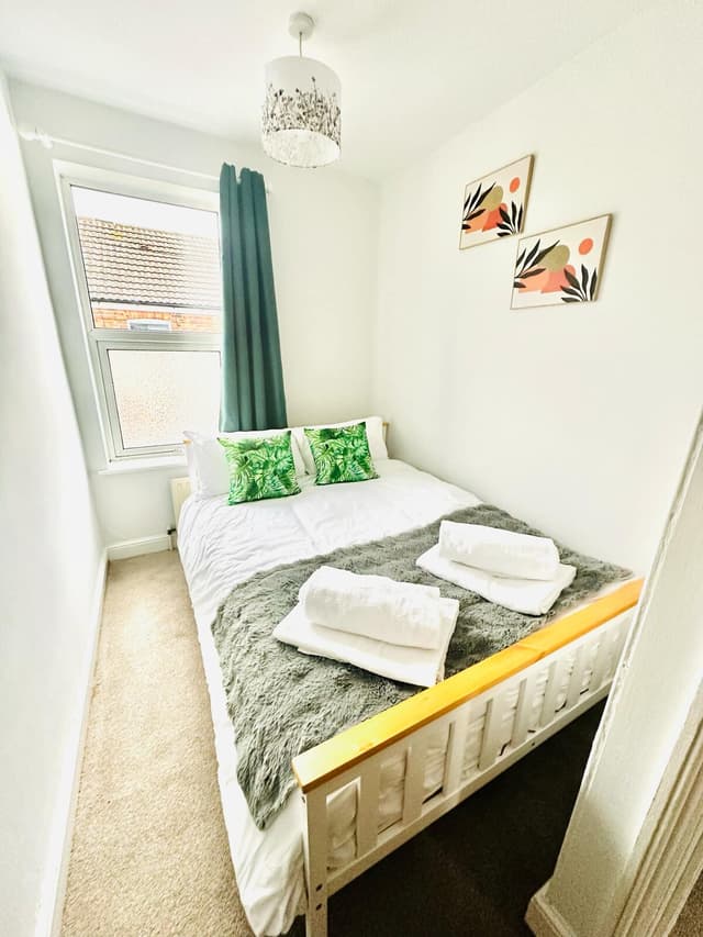 Spcaious 3 bed, central location and free parking - View 2