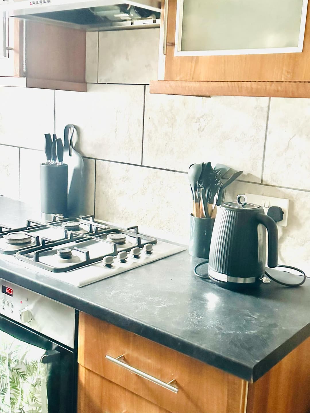 Spcaious 3 bed, central location and free parking - View 8