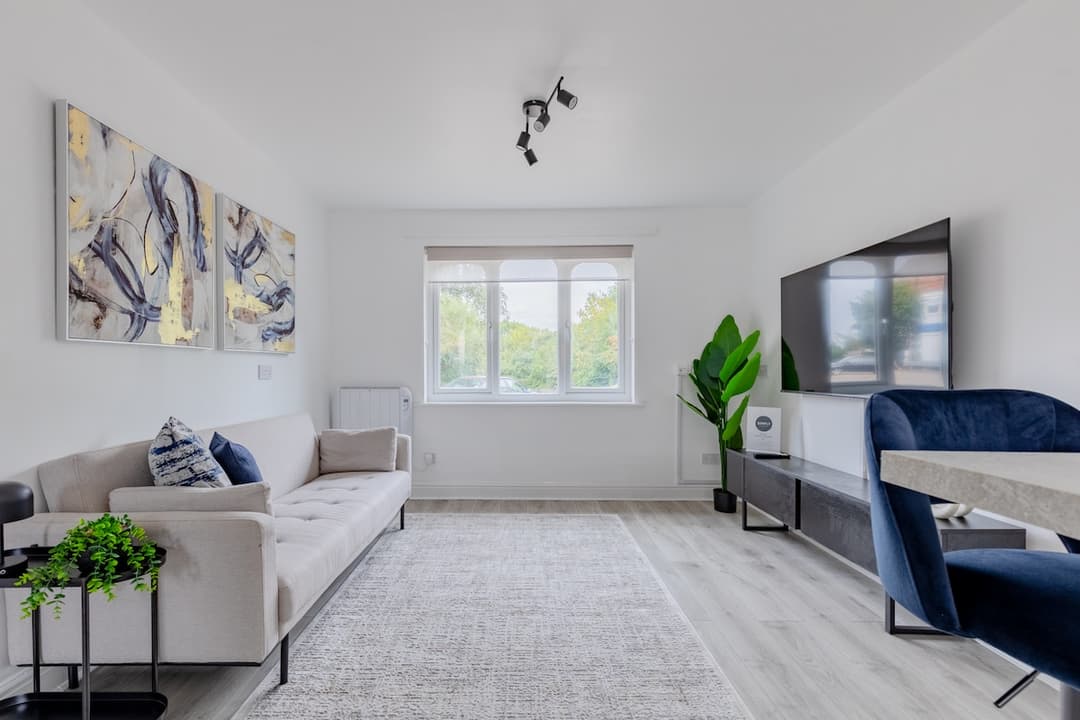 Amazing Location - West London - Station Access - View 1