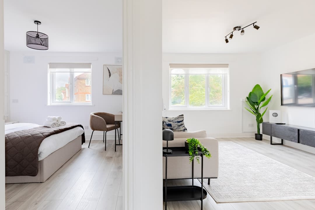 Amazing Location - West London - Station Access - View 7