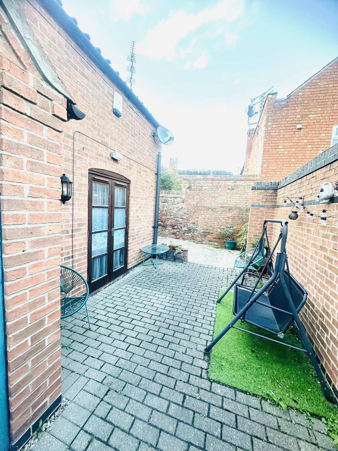 Modern, spacious, centrally located accommodation - View 7