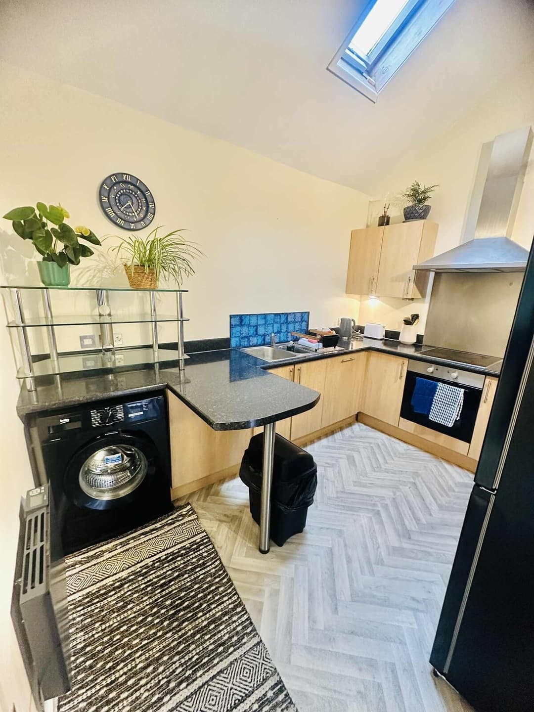 Modern, spacious, centrally located accommodation - View 8