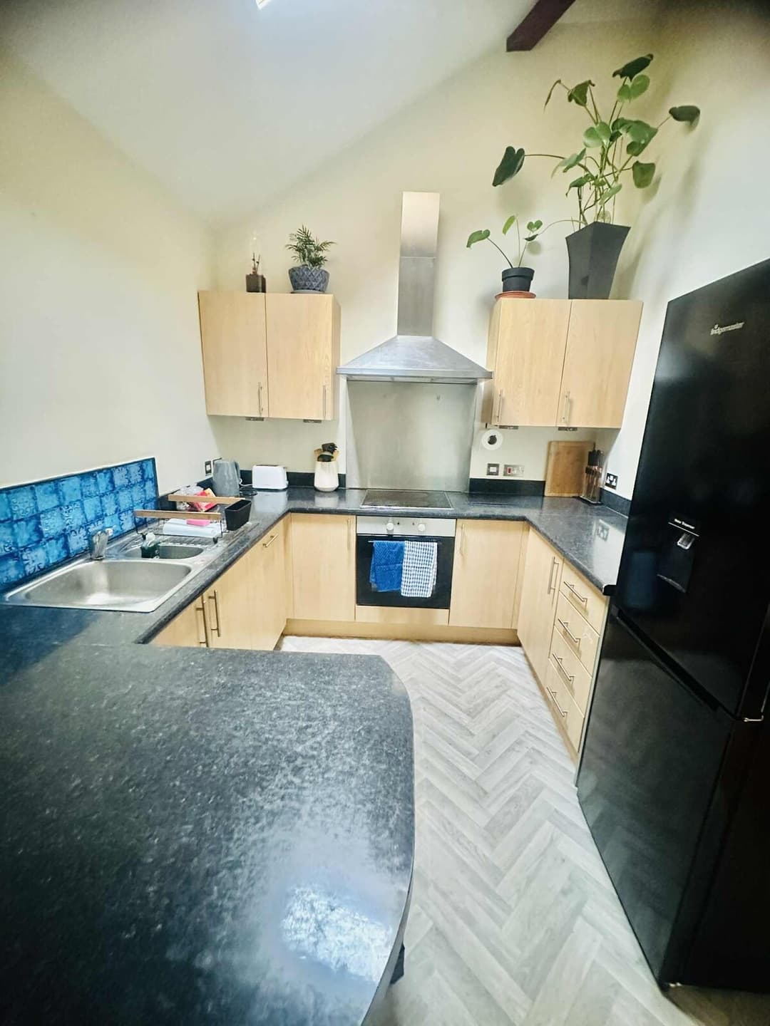 Modern, spacious, centrally located accommodation - View 9