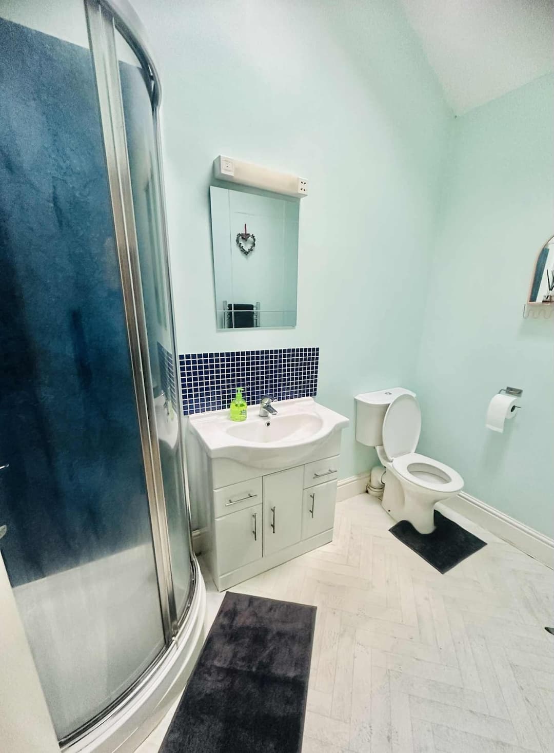 Modern, spacious, centrally located accommodation - View 10