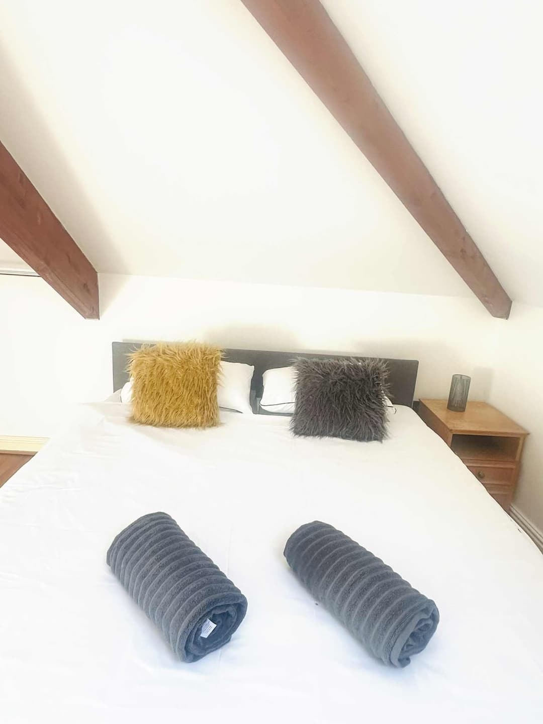 Modern, spacious, centrally located accommodation - View 11