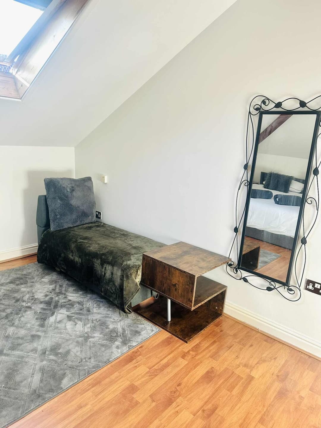 Modern, spacious, centrally located accommodation - View 12