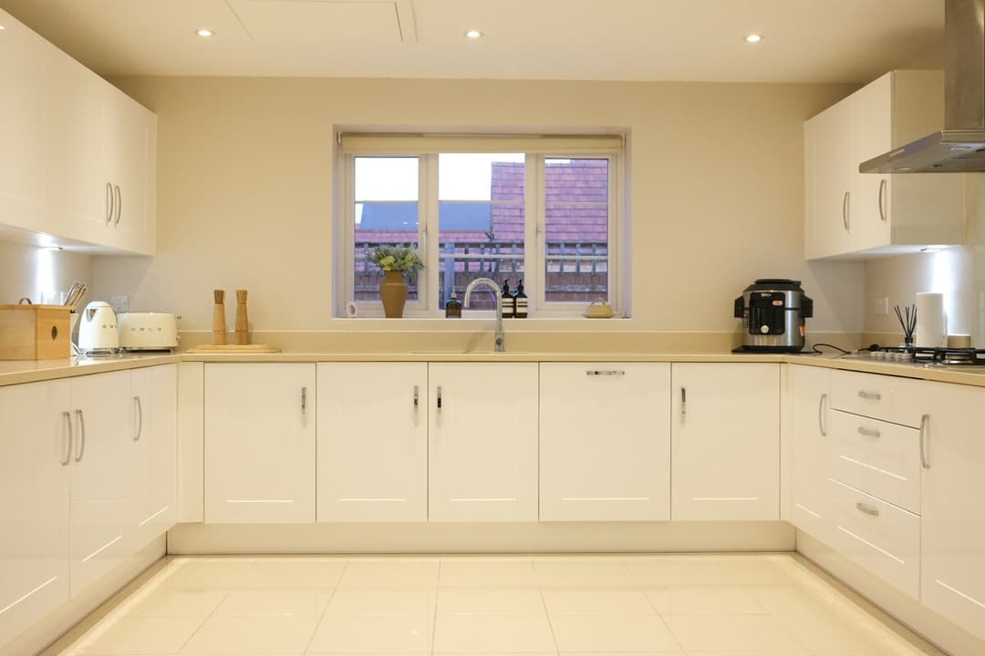Luxury 6-bedroom Bicester Village | Bicester Golf Course - View 4