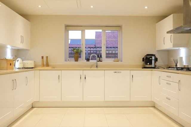 Luxury 6-bedroom Bicester Village | Bicester Golf Course - View 3