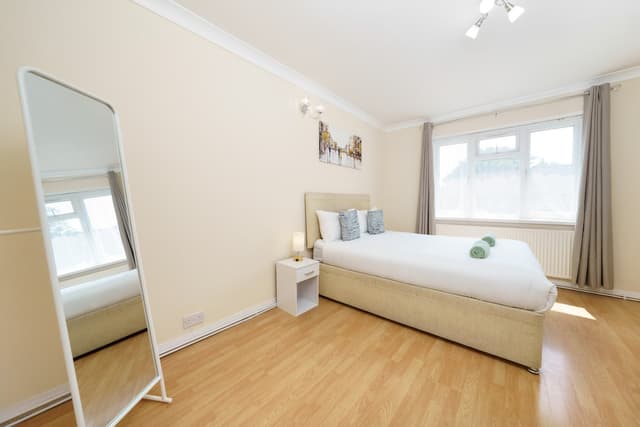 Heathrow 2 Bedroom Apartment - View 3