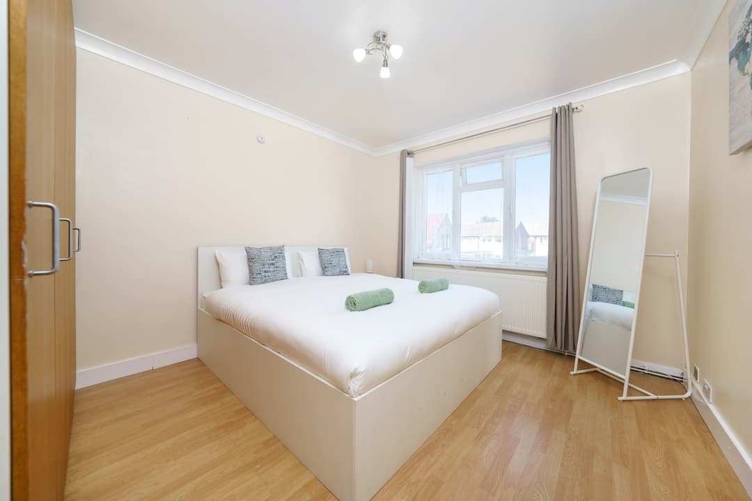 Heathrow 2 Bedroom Apartment - View 5