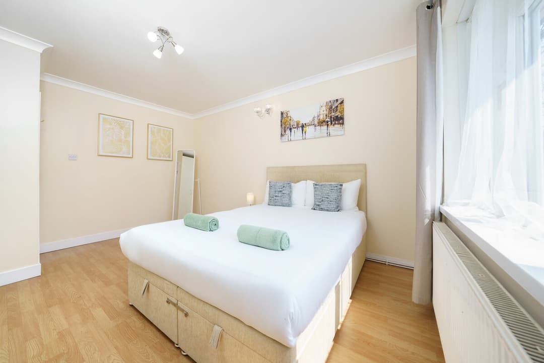 Heathrow 2 Bedroom Apartment - View 6