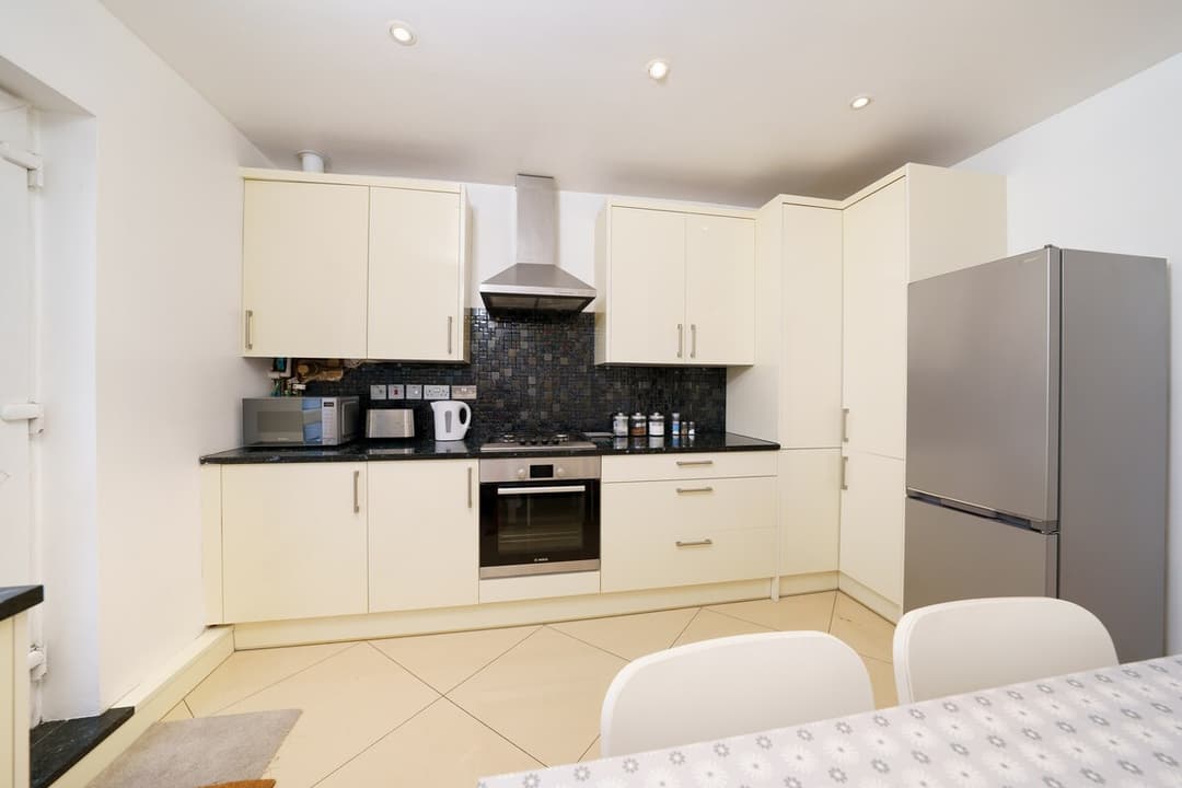 Heathrow 2 Bedroom Apartment - View 7