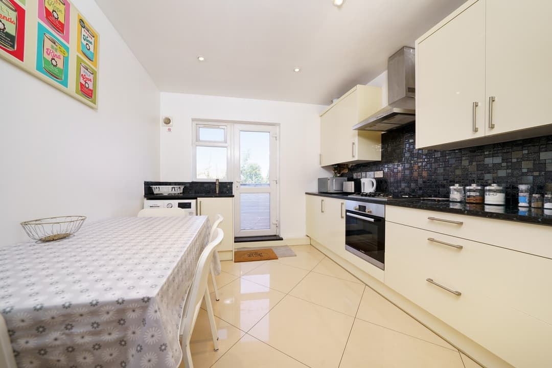 Heathrow 2 Bedroom Apartment - View 9