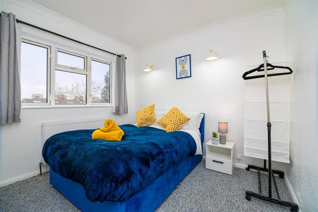 Bright & Spacious 3-Bed Abbey Wood Elizabeth Line - View 2